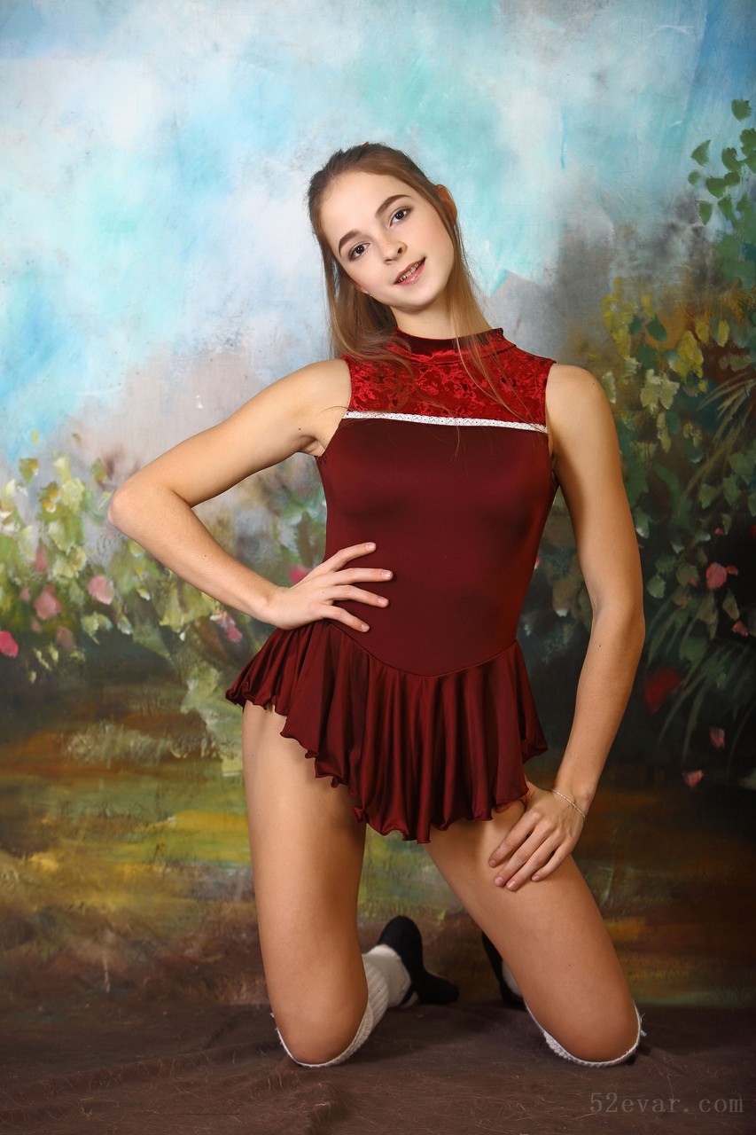 Eva酒红色连衣短裙写真